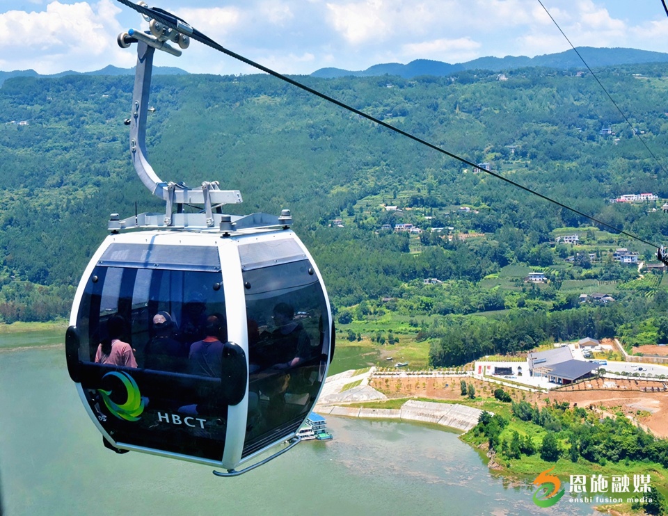 索道上的游客_副本.jpg