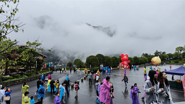 月满华诞潮游恩施 湖北恩施大峡谷云雾美景引客来_fororder_图片1