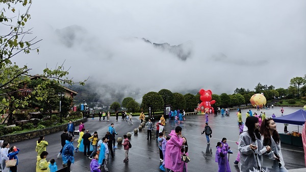 月满华诞 潮游恩施 湖北恩施大峡谷云雾美景开启双节假期