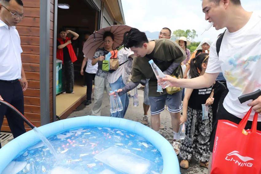 恩施大峡谷推出冰桶计划为游客送清凉.docx